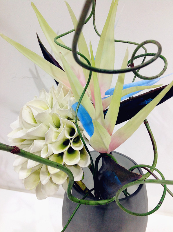 Modern simplified face art bottle floral emulation flower simulation plant home decoration3