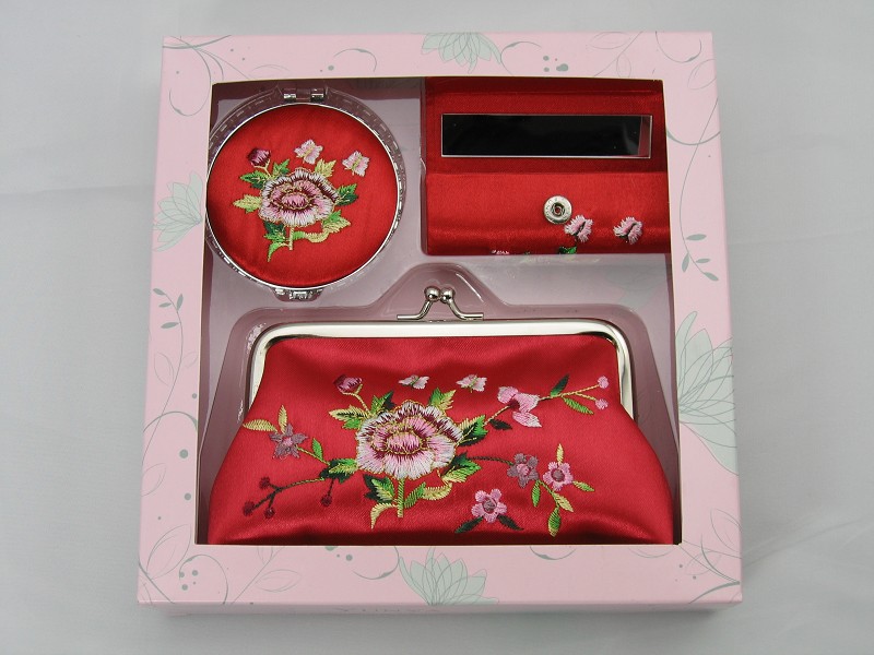 Embroidered suit gift box1
