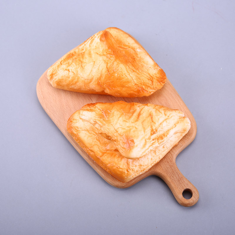 Triangle bread creative photography store props ornaments simulation kitchen cabinet simulation fruit / food vegetable decor HPG131