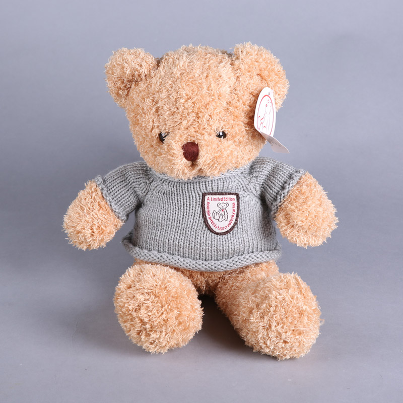 Knitted sweater hugging bear1