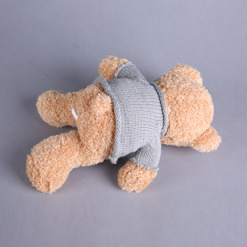 Knitted sweater hugging bear3