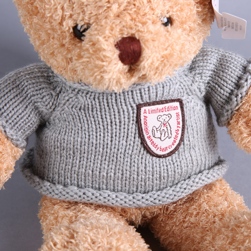 Knitted sweater hugging bear4