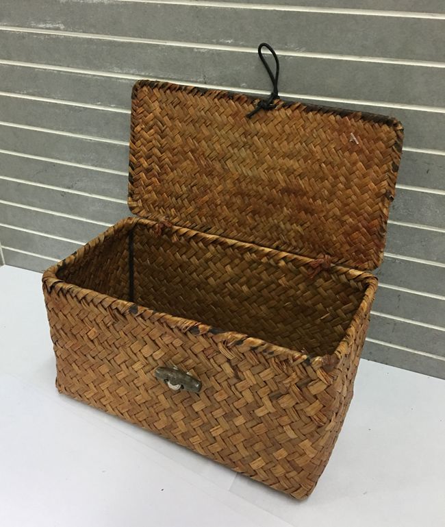 Chinese simple manual straw storage box with lid1
