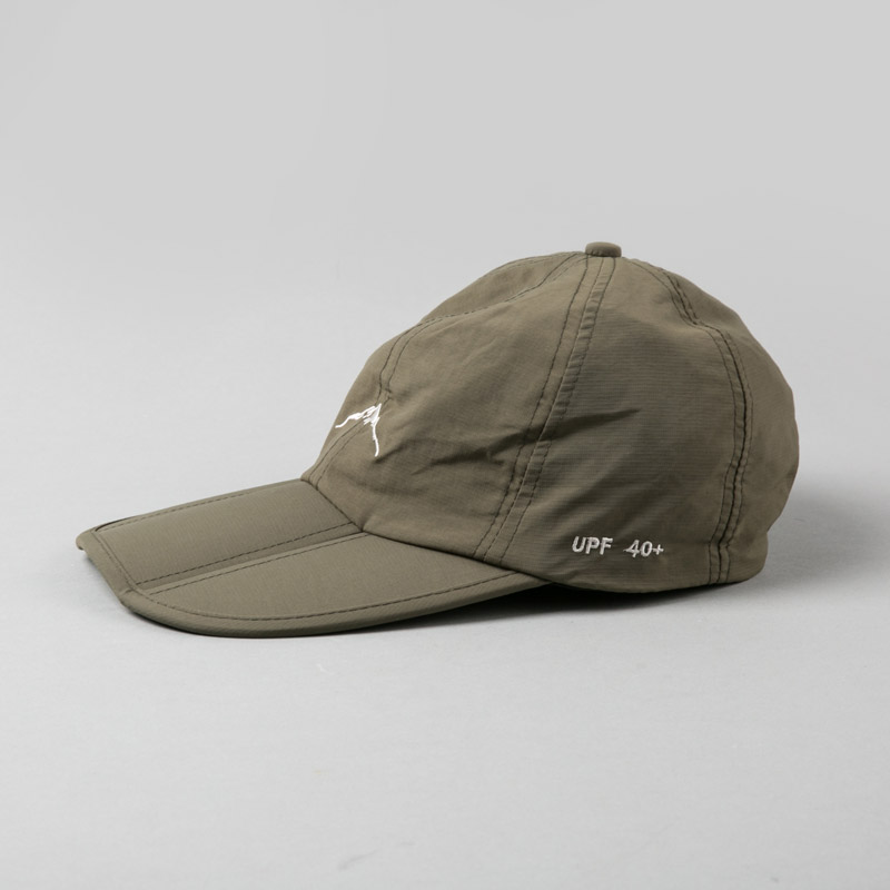 A lightweight breathable peaked cap folding2