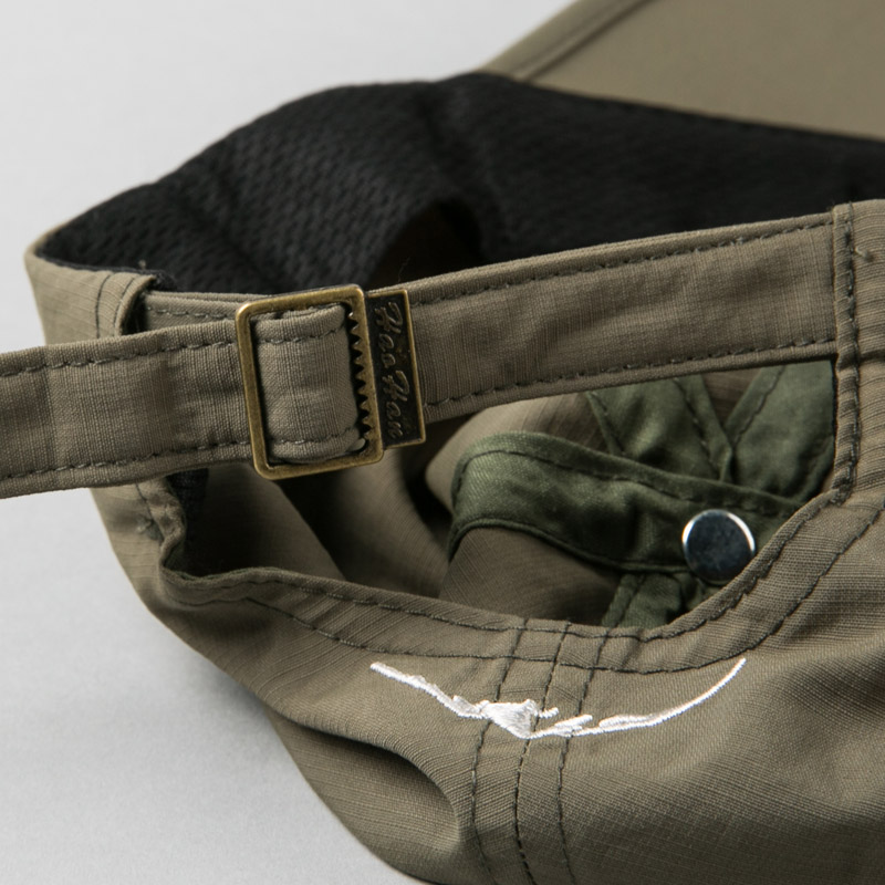 A lightweight breathable peaked cap folding5