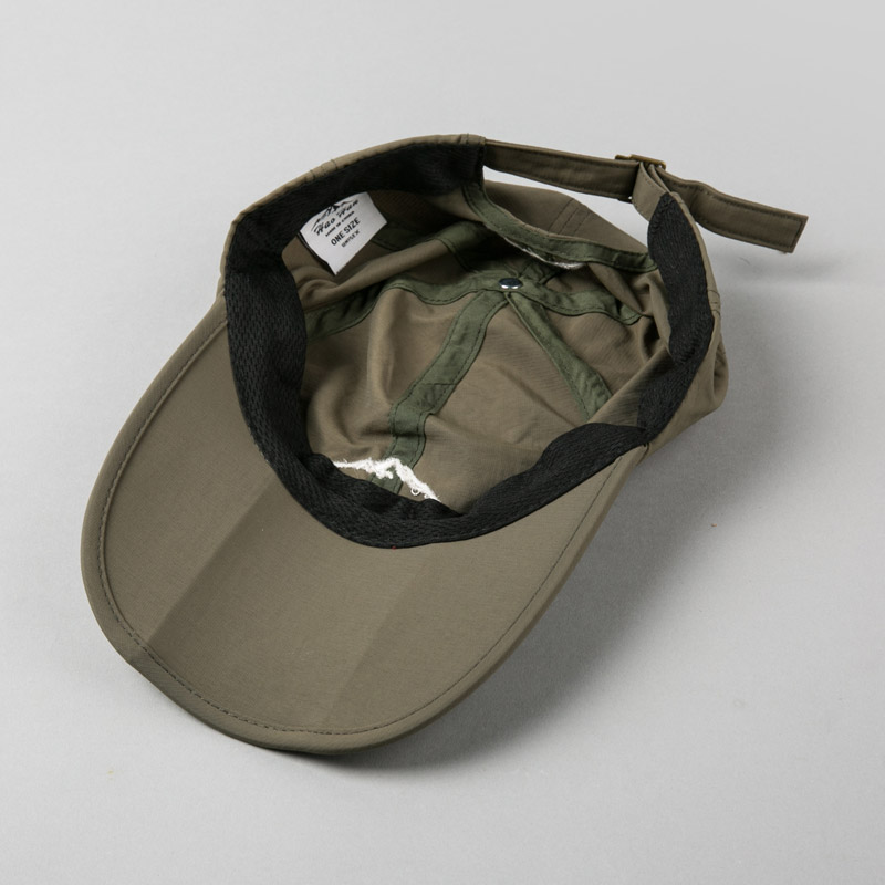 A lightweight breathable peaked cap folding4