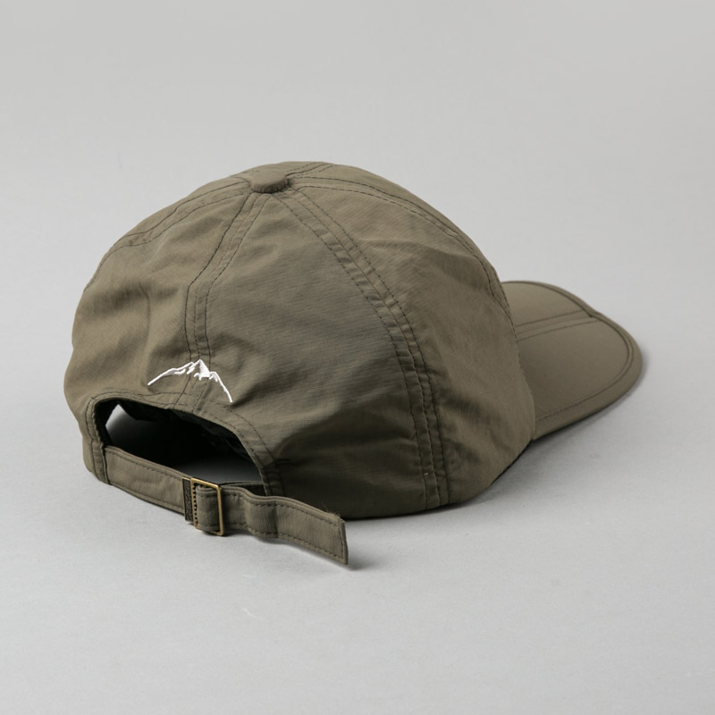 A lightweight breathable peaked cap folding3
